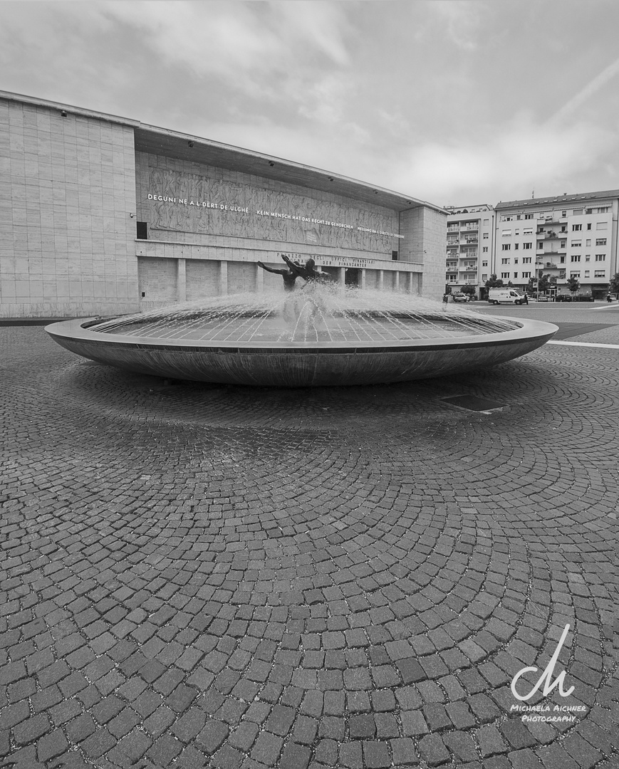 Brunnen vor schmerzhafter Geschichte