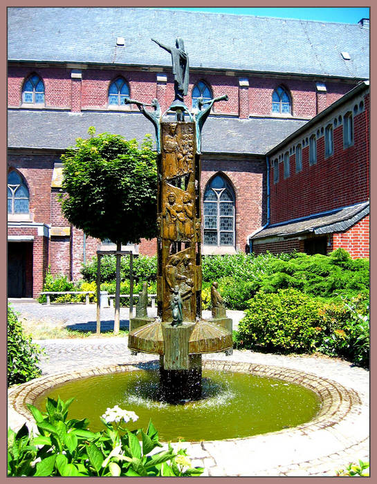 Brunnen zwischen Haupt- u. Seitenschiff von St. Hubertus Schiefbahn