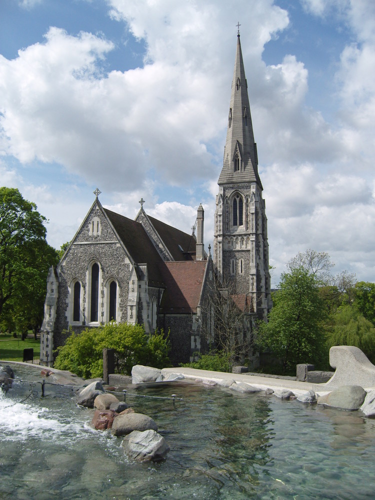 Brunnenarchitektur mit englischer Kirche