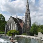 Brunnenarchitektur mit englischer Kirche