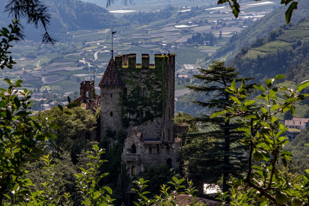 Brunnenburg im Dorf Tirol Foto & Bild | architektur ...