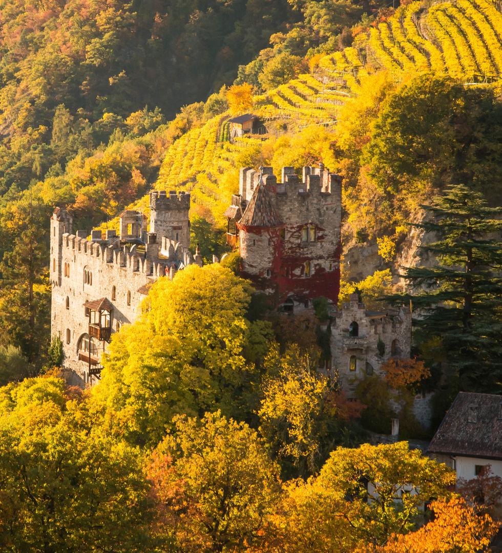 Brunnenburg im Herbst