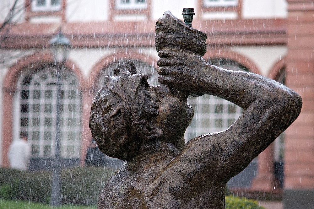 Brunnendetail im Garten des Bolongaropalast Frankfurt-Höchst