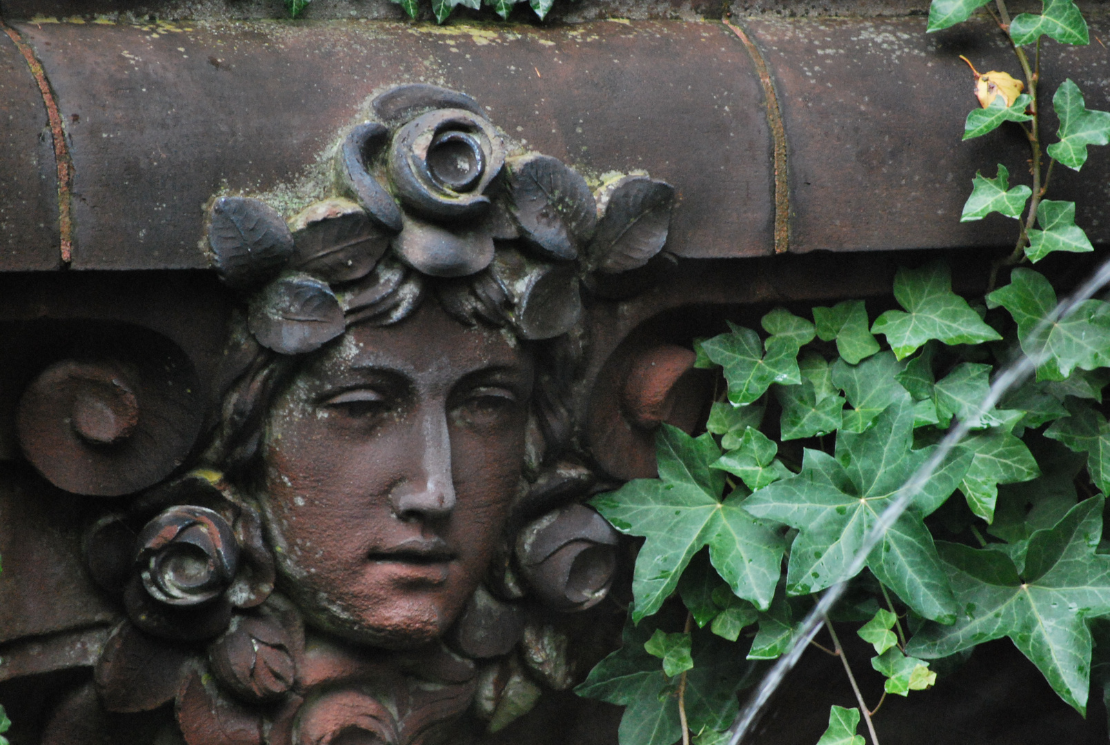 Brunnendetail im Ohlsdorfer Friedhof