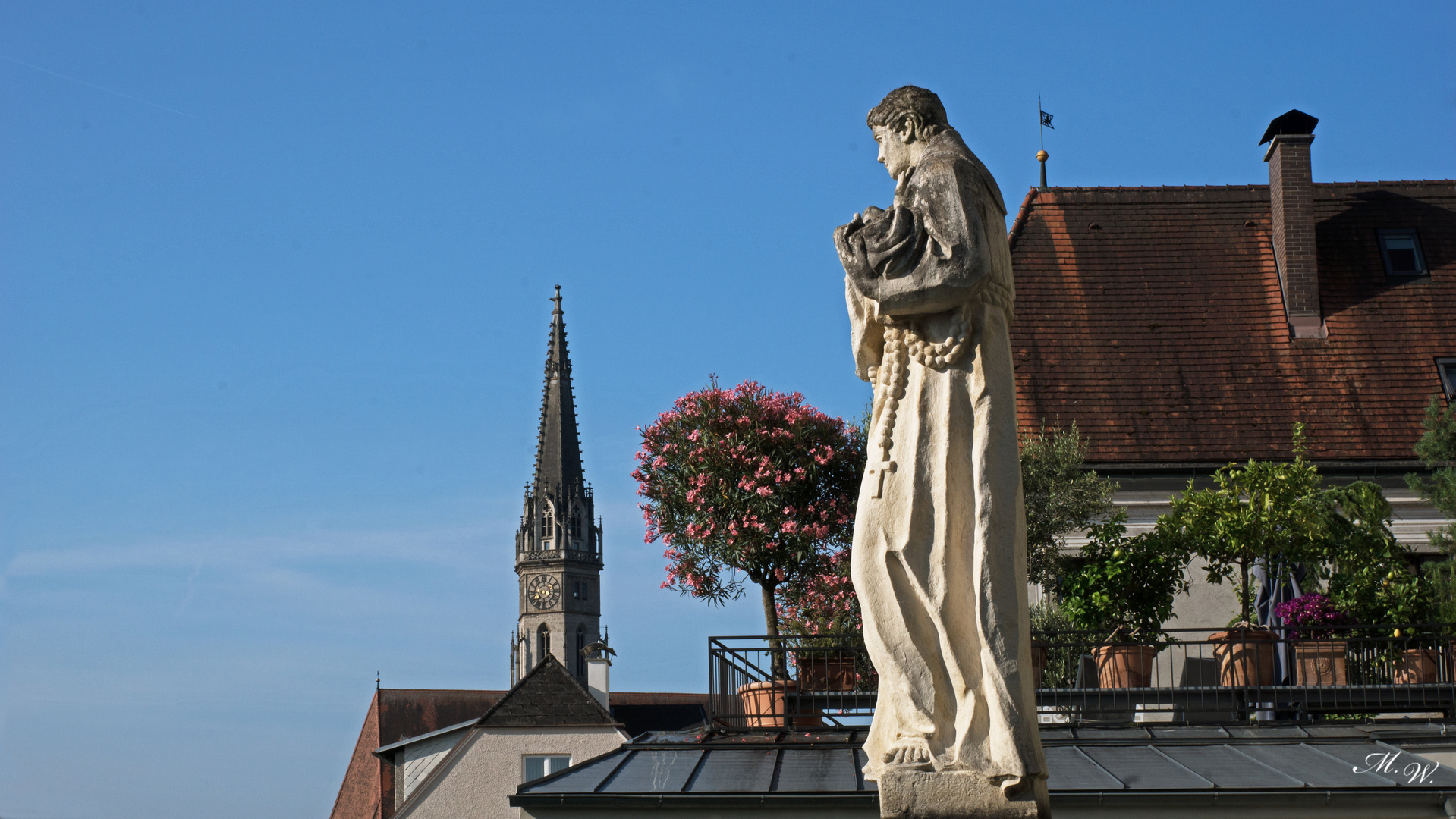 Brunnenfigur mit Kirchturm Steyr