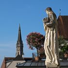 Brunnenfigur mit Kirchturm Steyr