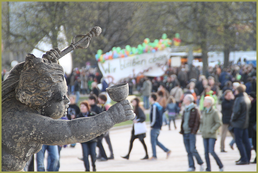 Brunnenfigur Stuttgart K21 WAHLTAG Maerz11 Mappschieds -party