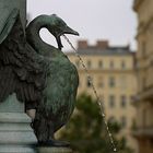 Brunnenfigur vor grauem Himmel