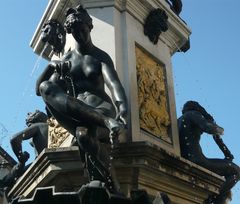 Brunnenfiguren am Herkulesbrunnen in Augsburg