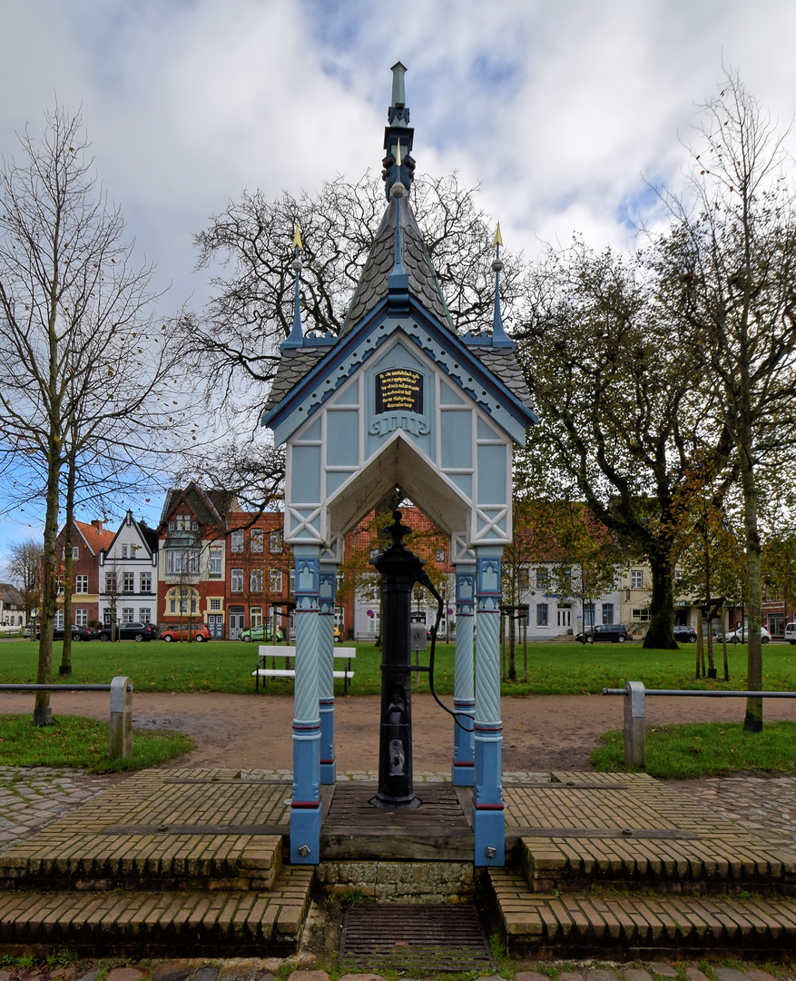 Brunnenhäuschen auf dem Marktplatz von Friedrichstadt