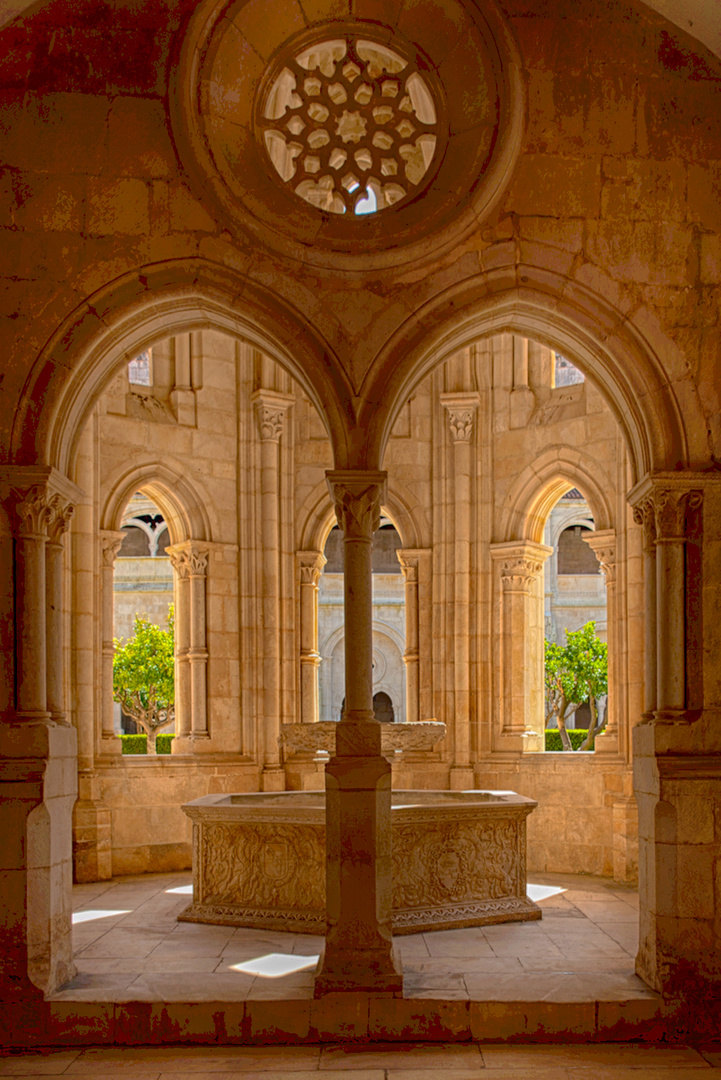 Brunnenhaus im Kreuzgang des Zisterzienserklosters Alcobaca/Portugal