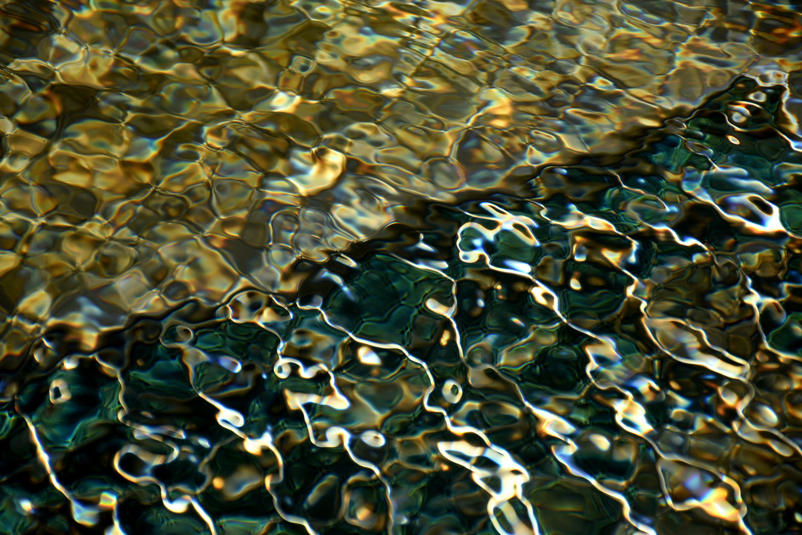 Brunnenwasser in gold und petrol