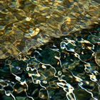 Brunnenwasser in gold und petrol