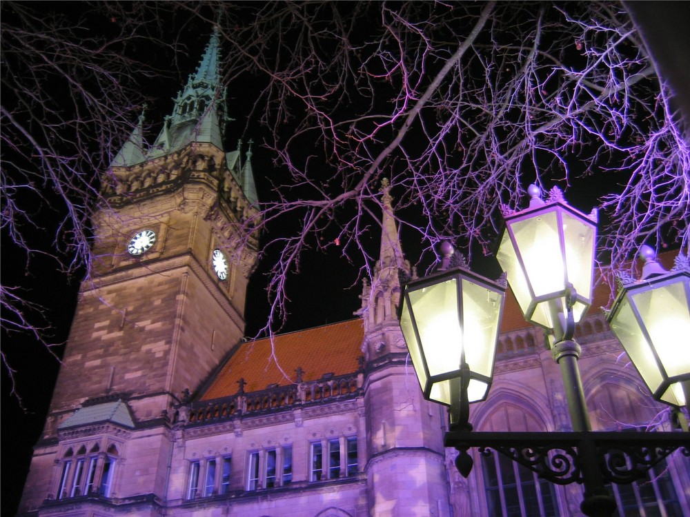 Brunschweiger Rathaus im Scheinwerferlicht der Eisbahn