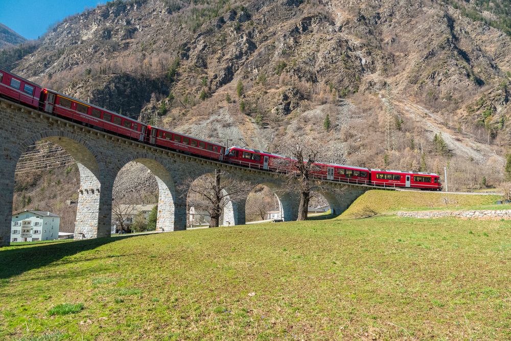 Brusio_RhB auf dem Kehrviadukt