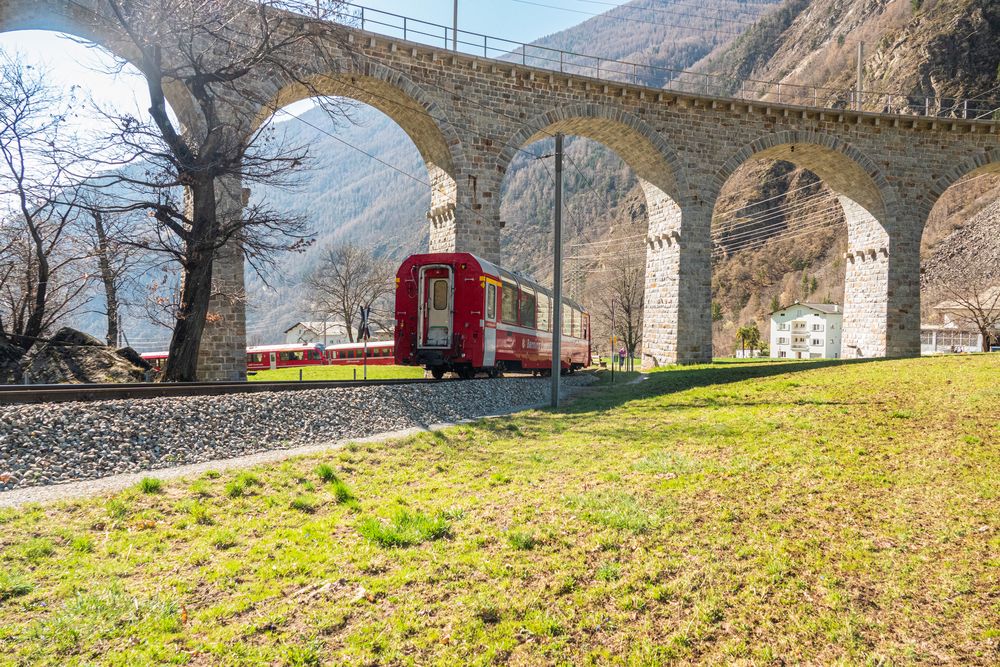 Brusio_RhB im Bereich des Kehrviadukt