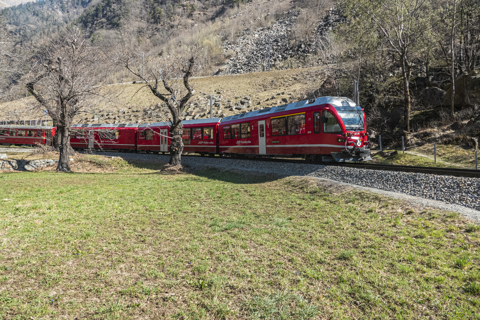 Brusio_RhB im Bereich des Kehrviadukt