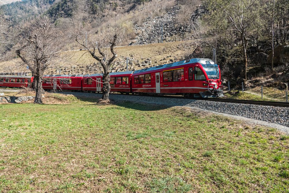 Brusio_RhB im Bereich des Kehrviadukt