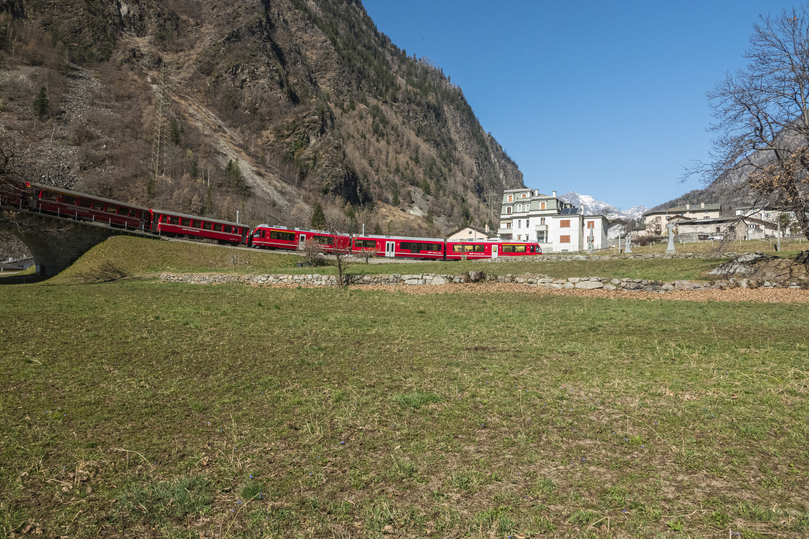 Brusio_RhB im Bereich des Kehrviadukt