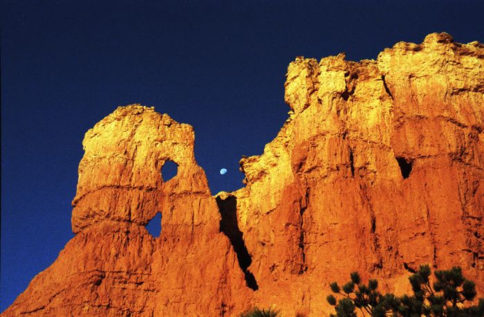 Bryce Canyon mit Mond am frühen Morgen