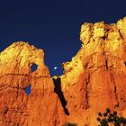 Bryce Canyon mit Mond am frühen Morgen