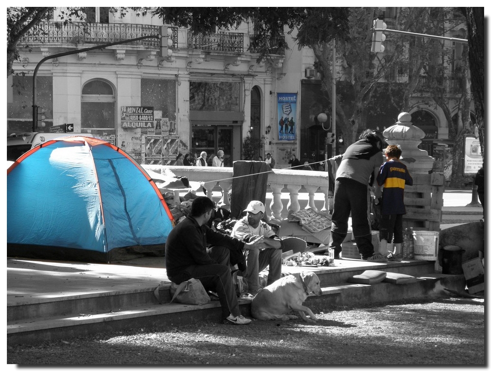 Bs. As. Una familia en la calle.