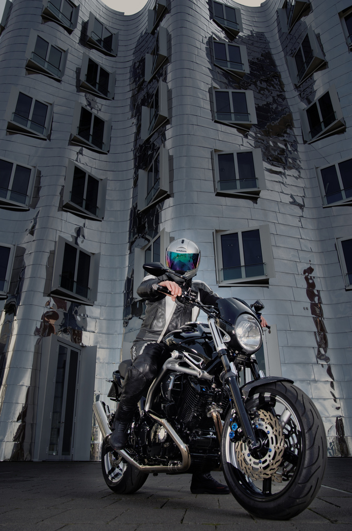 BT1100 Bulldog - Bike-Shooting im Kunsthafen Düsseldorf