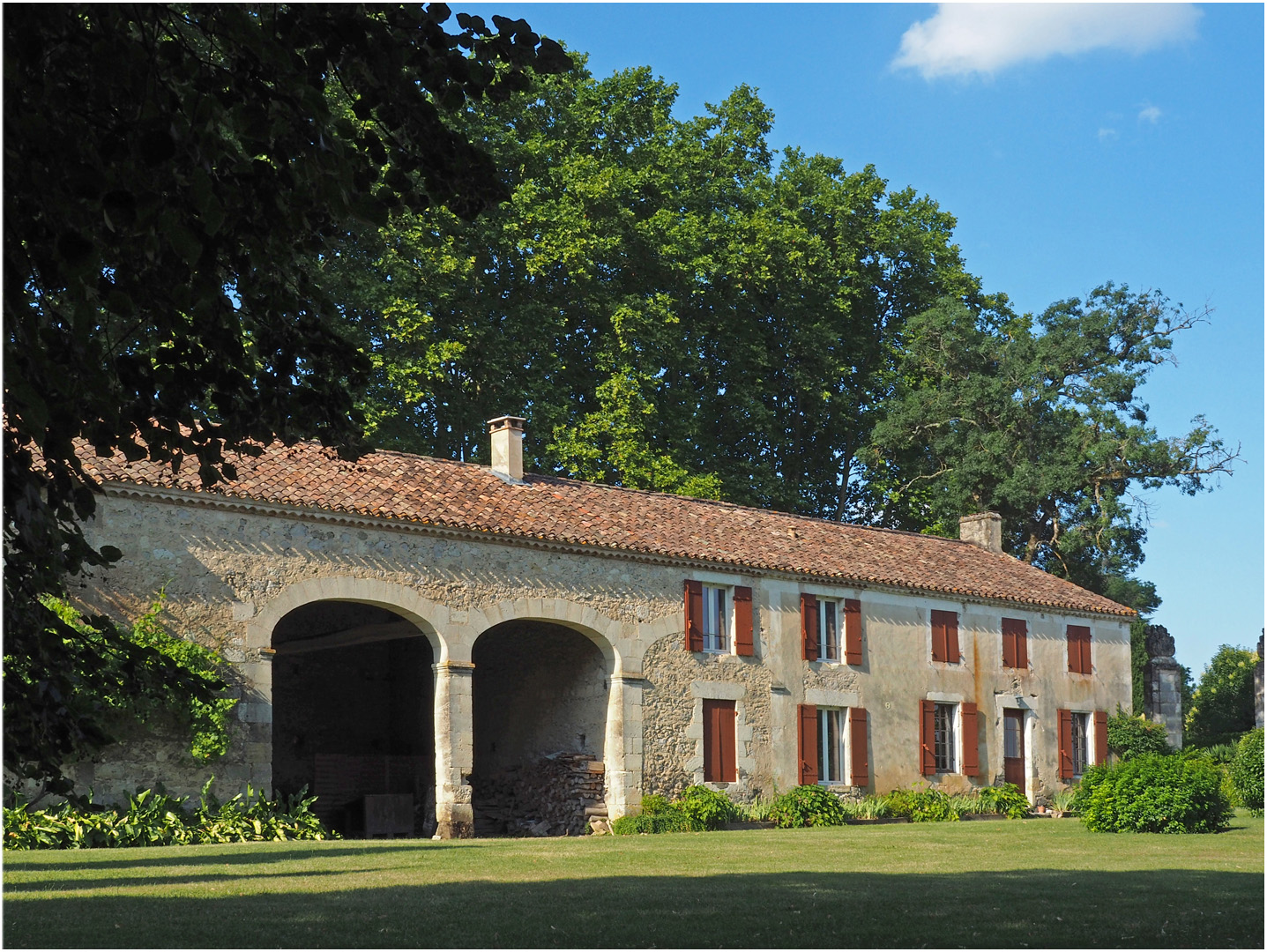 Bâtiment annexe dans le parc du Château de Poudenas