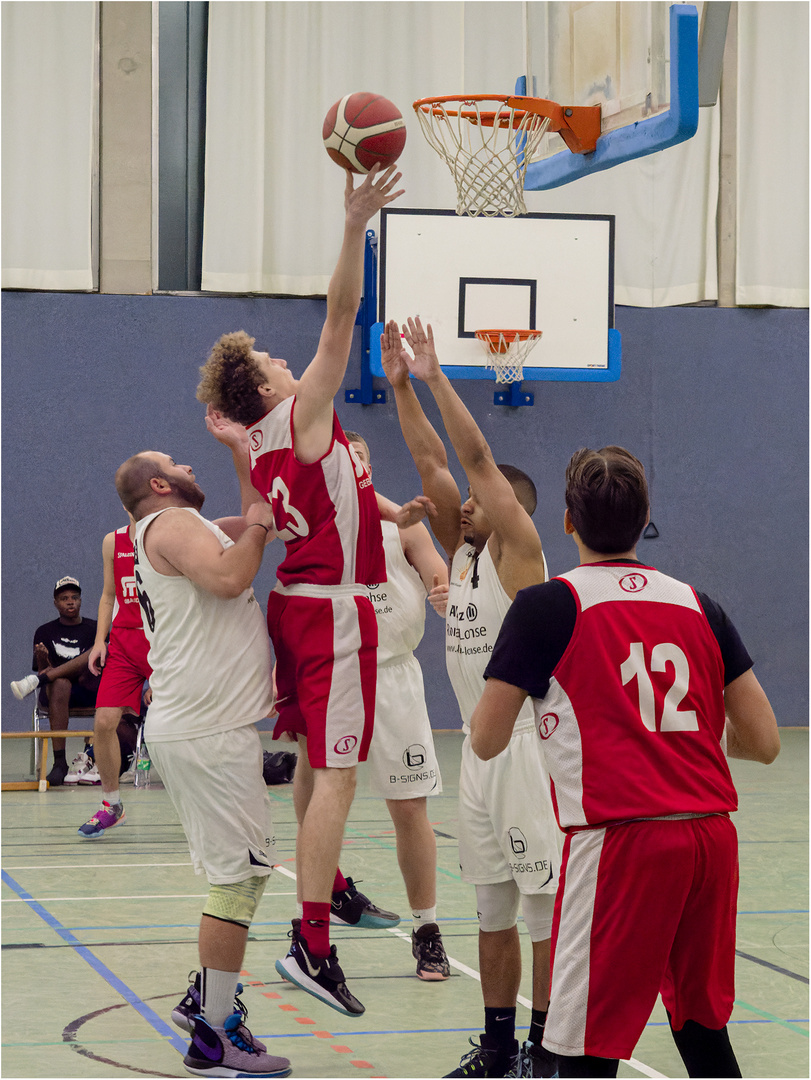 BTS Neustadt IV (weiß) - FTSV Jahn Brinkum (rot) 81:75