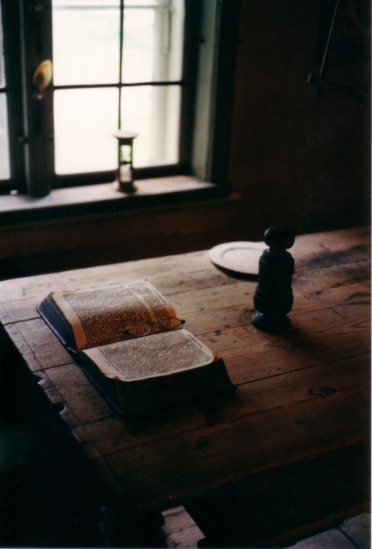 Buch mit Salzstreuer