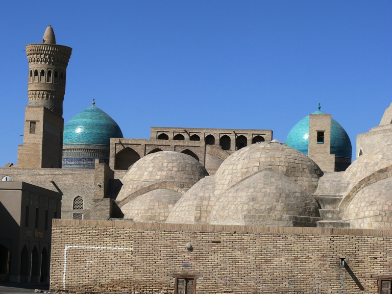 Buchara - Minarett der Moschee Kalan und Basargewölbe