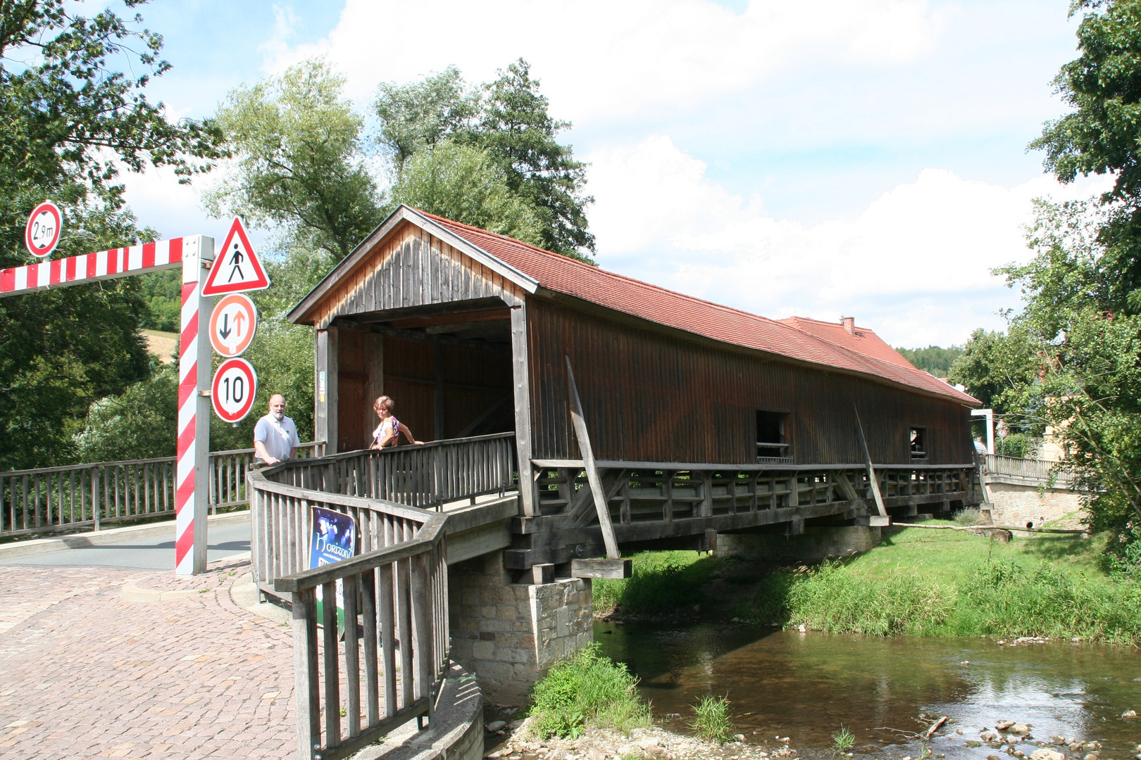 Buchfart bei Weimar: Überdachte Brücke über die Ilm