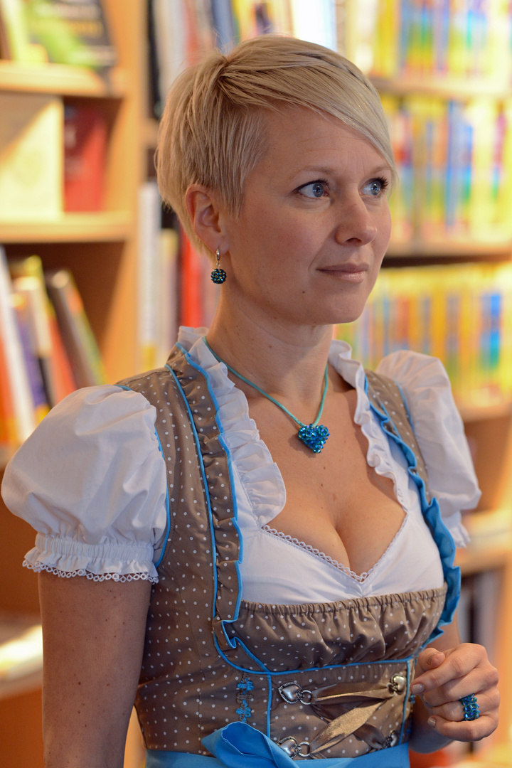 Buchhändlerin im Dirndl. Für den bayrischen Starautor.