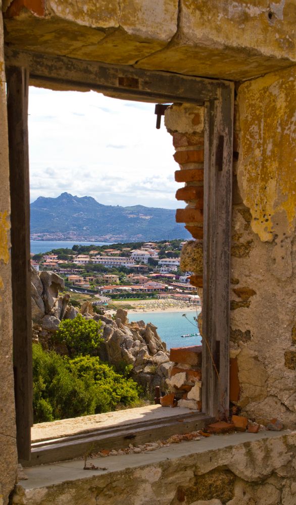 Bucht der Baja Sardinia durch ein Ruinenfenster von Frank911 