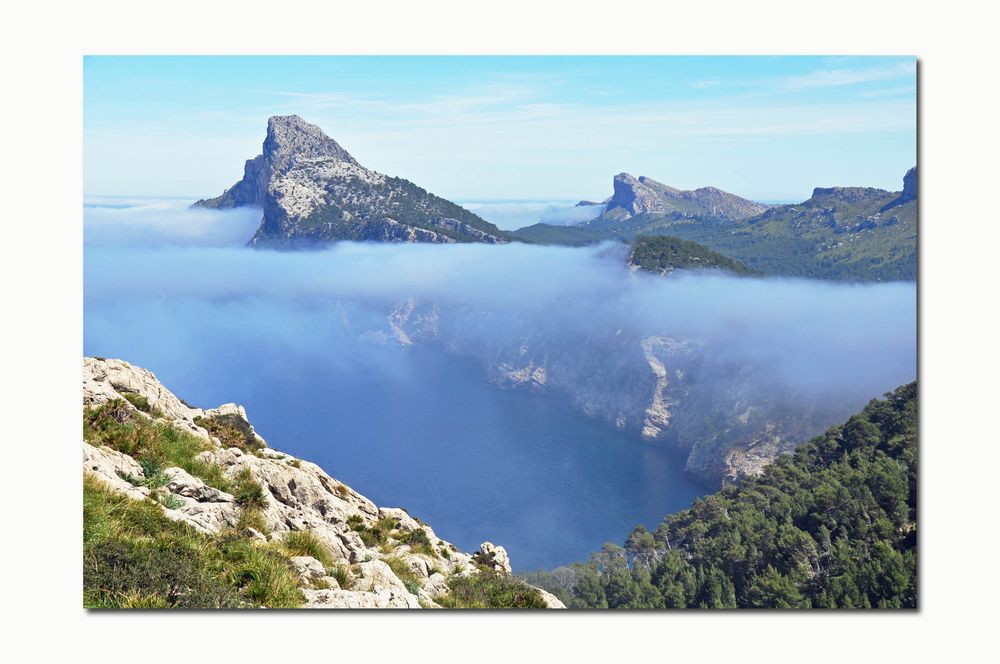 Bucht im Hochnebel