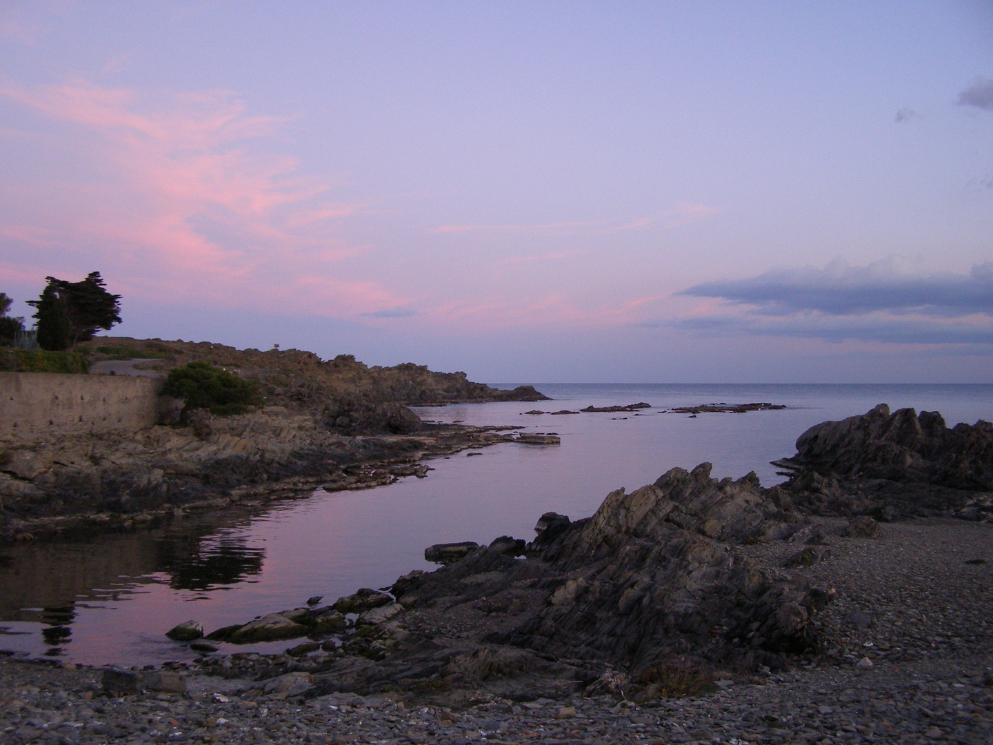 Bucht Oliguera in Cadaques in der Abenddämmerung