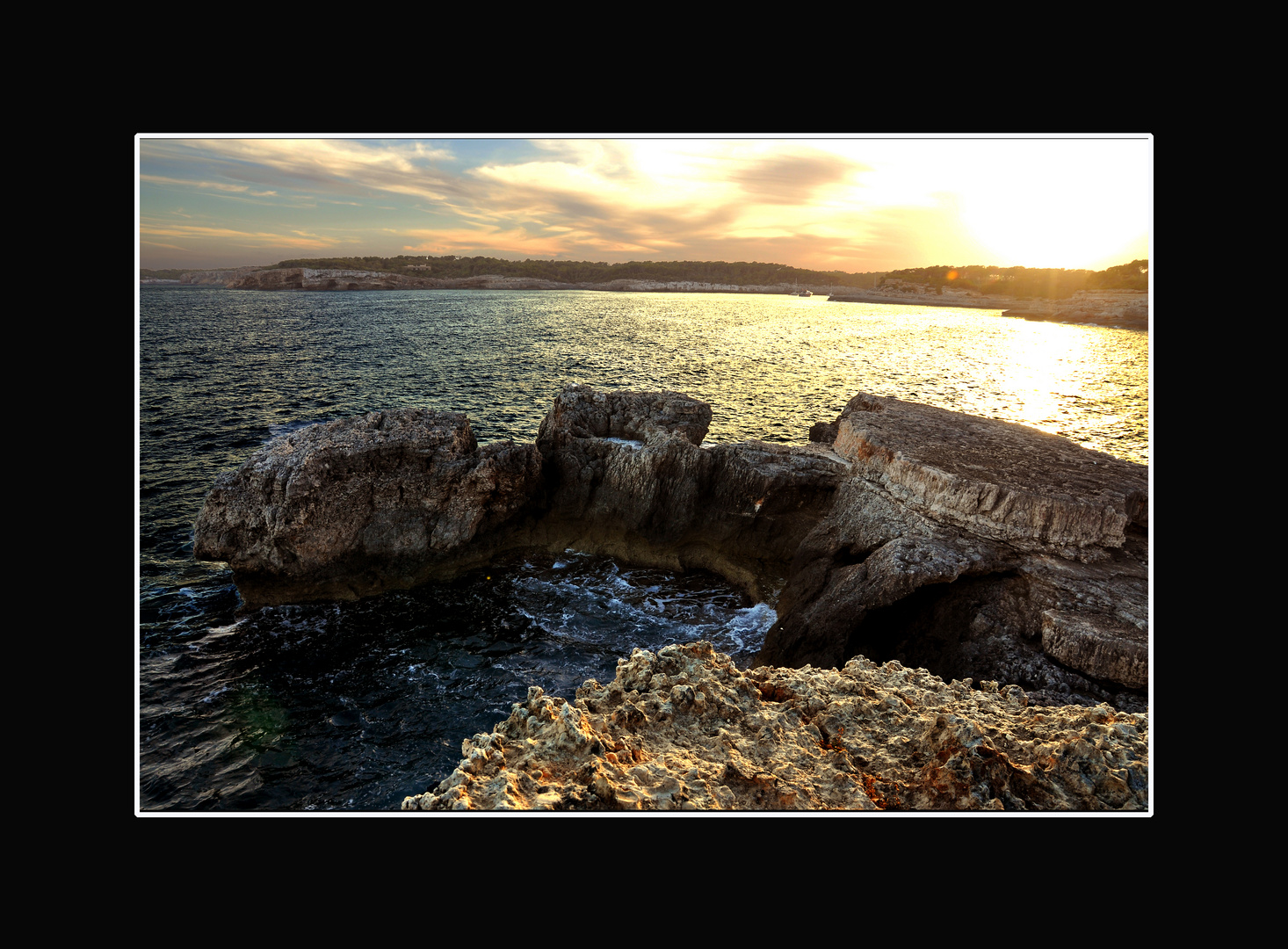 Bucht von Cala Barca am Abend