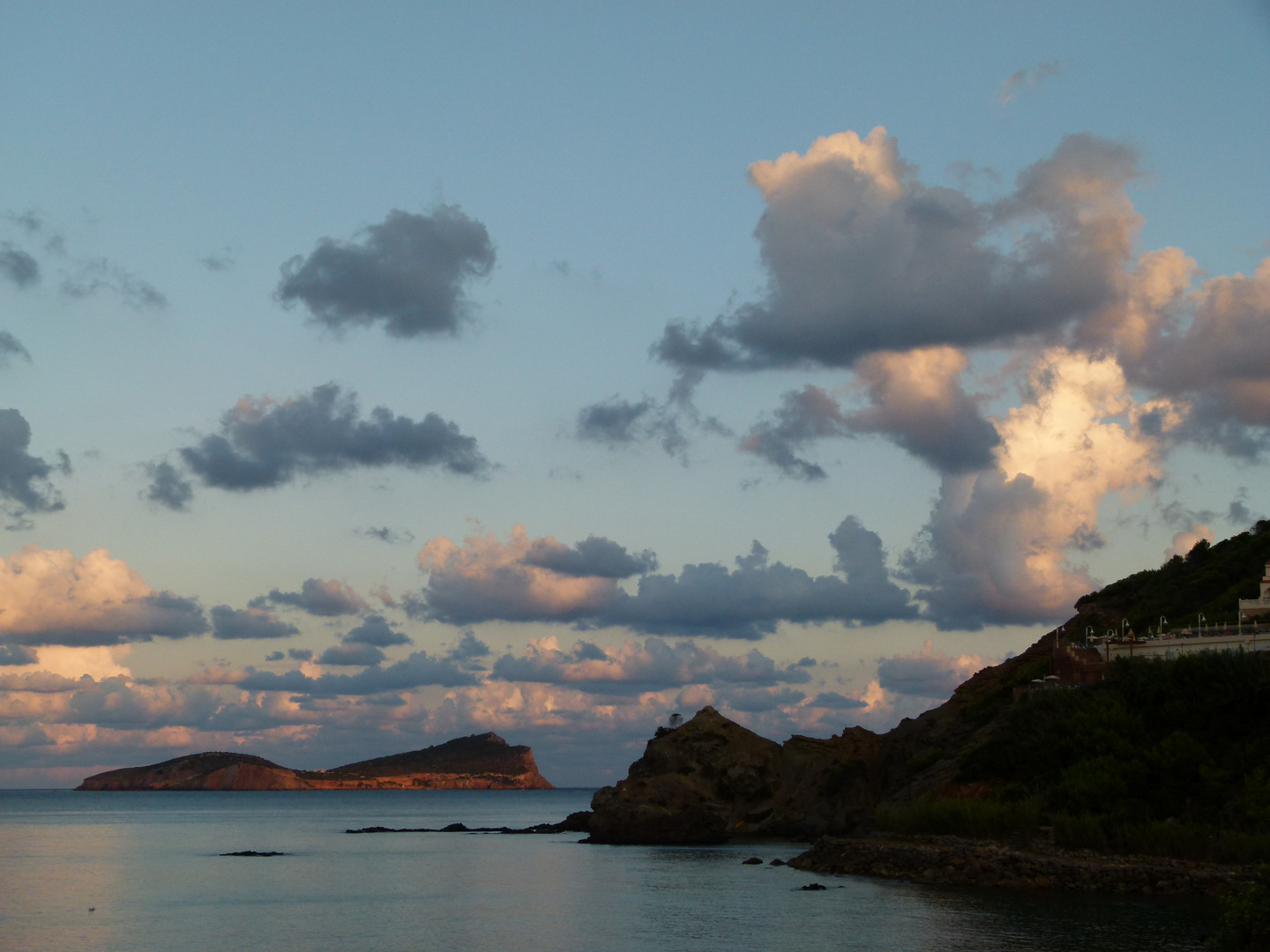 Bucht von Cala Blanca auf Ibiza