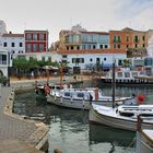 Bucht von Es Castell mit Glassbottomboat