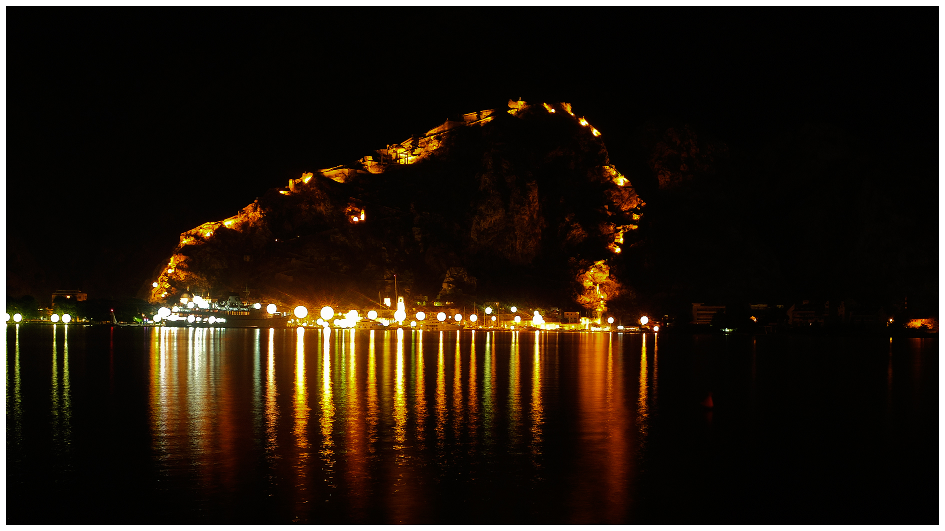 Bucht von Kotor bei Nacht