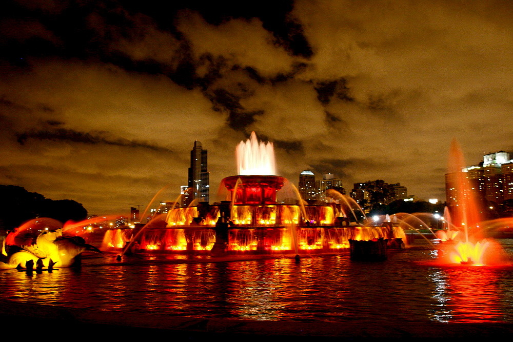 Buckingham Fontaine Chicago unter Wolkenhimmel bei Nacht