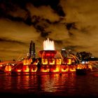 Buckingham Fontaine Chicago unter Wolkenhimmel bei Nacht