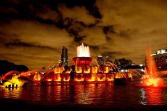 Buckingham Fontaine Chicago unter Wolkenhimmel bei Nacht