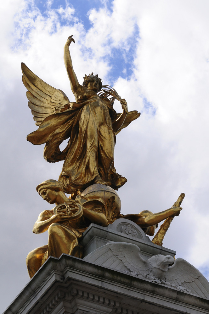 Buckingham Palace statue