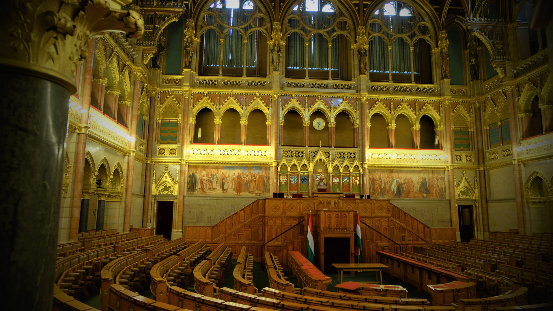 Budapest (2) Das Parlament - Der Sitzungssaal / La salle de réunion