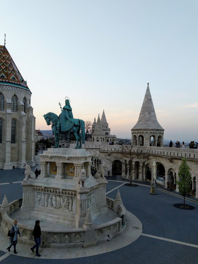 Budapest (6) Halászbástya - Die Fischerbastei und die Statue des Königs Stephan I. des Heiligen