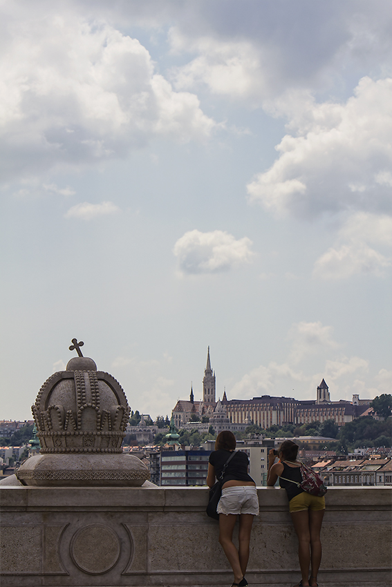 Budapest admirée par  deux touristes.