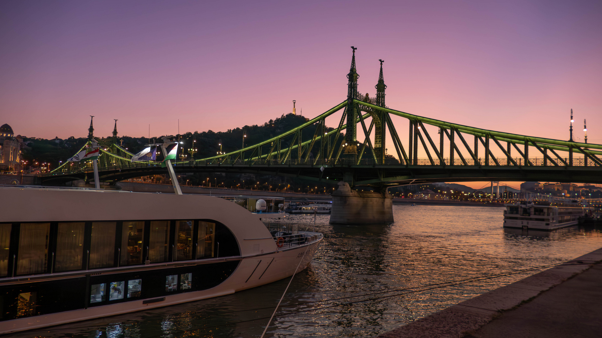 Budapest-Brücken im Sonnenuntergang