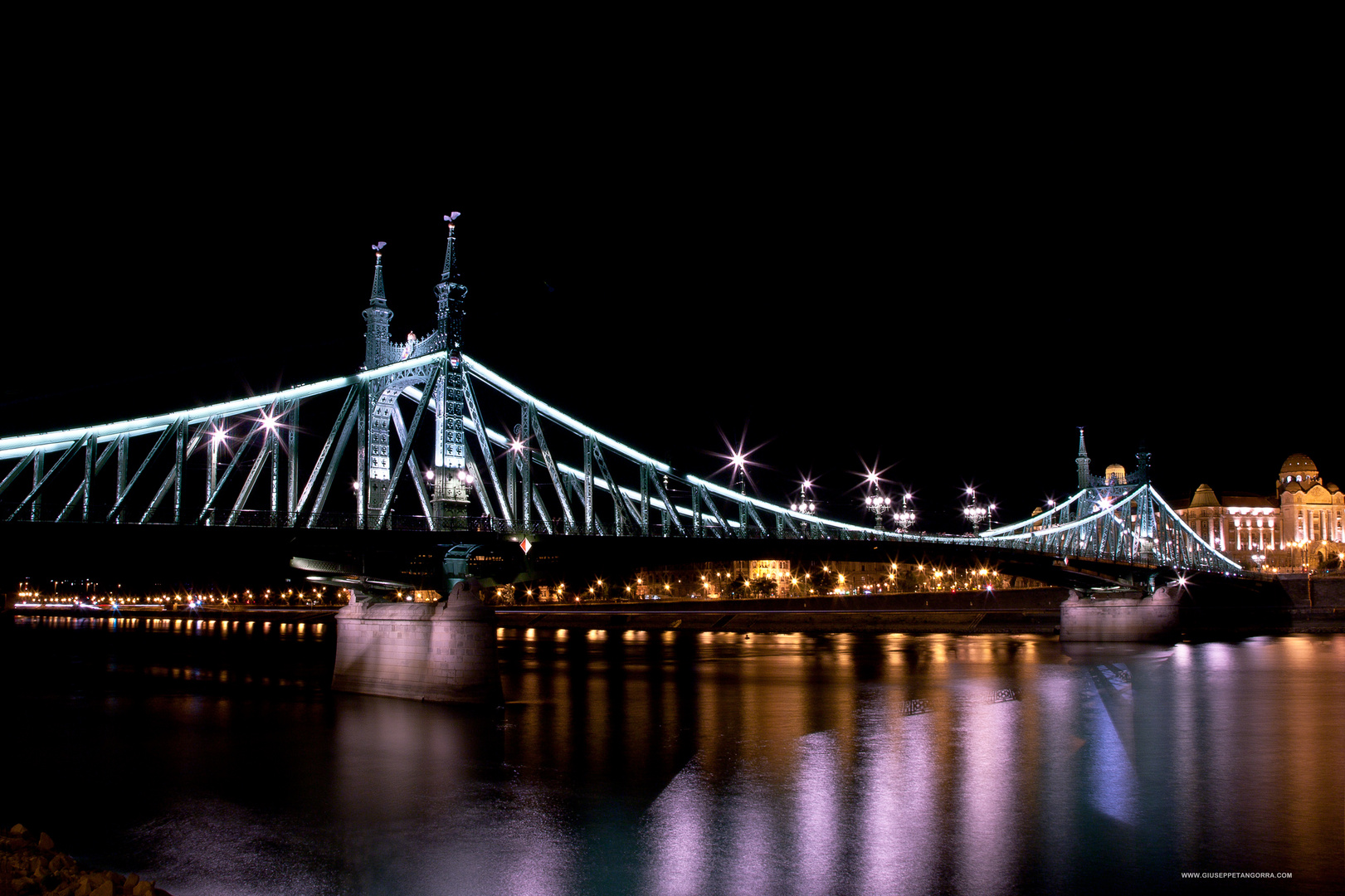 budapest by night, ponte della libertà