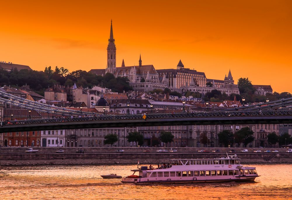 Budapest - Chiesa di S.Mattia Danubio e Ponte delle Catene.